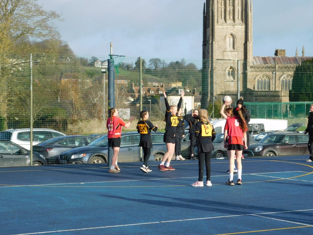 girls playing netball